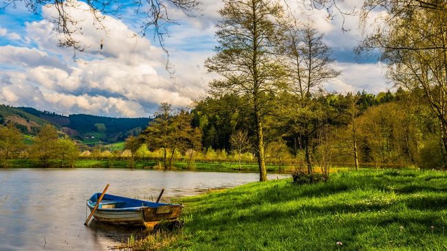 Gadis Ini Marah Ditegur Seenaknya Rendam Kaki di Danau Situs Historis