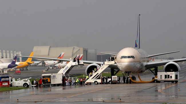 Pesawat maskapai Arab Saudi diisolir sementara di bandara Manila, Filipina, setelah muncul peringatan pembajakan dari pilot.