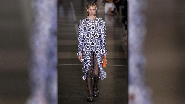 Christopher Kane Angkat Derajat Crocs di London Fashion Week