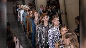 Christopher Kane Angkat Derajat Crocs di London Fashion Week