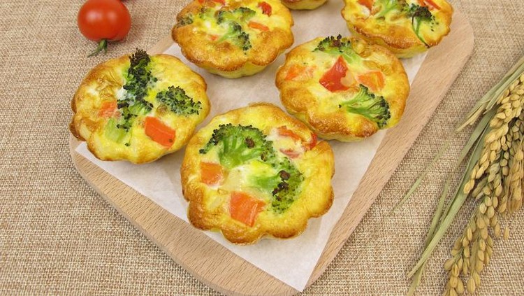 omelet Muffin frittatas with rice, carrots, broccoli and tomatoes - Muffin Frittatas mit Reis, Karotten, Brokkoli und Tomaten