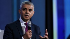 Balon Wali Kota Sadiq Khan Berbikini Terbang di Langit London