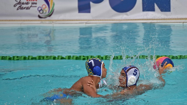 Kemenpora meminta panitia menjelaskan insiden pemukulan, yang di antaranya melibatkan oknum berseragam militer, di tengah semifinal polo air PON Jabar.