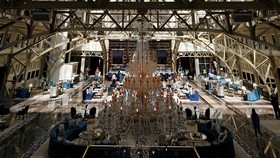 Bar Hotel Donald Trump Jual Wine Per Sendok