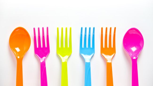 Peraturan yang melarang penggunaan alat makan plastik termasuk gelas, piring, sendok, garpu dan pisau itu akan diberlakukan mulai 2020.