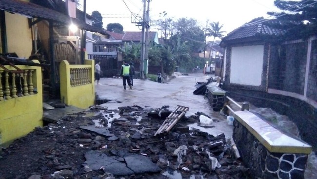 Banjir Garut bermula saat hujan deras mengguyur, lantas menyebabkan Sungai Cimanuk meluap. RSUD Dokter Slamet kini lumpuh dan pasien diungsikan ke lantai dua.