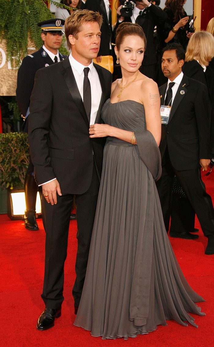 Hadir di Golden Globe 2007, Angelina Jolie terlihat anggun dalam gaun abu-abu karya St John. Banyak yang menyoroti bahwa abu-abu bukanlah warna favorit untuk dipakai di red carpet. Namun berkat pilihan desain strapless dan aksen selendang membuat Angelina terlihat stylish. Foto: dok. Getty Images
