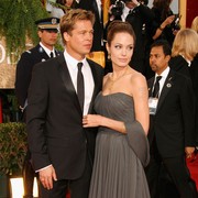 Melihat Kembali Potret Gaya Stylish Angelina Jolie dan Brad Pitt di Red Carpet