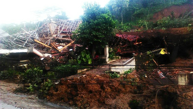 Banjir bandang Garut menyebabkan sekitar seribu orang mengungsi di Korem 062 Tarumanegara, Kodim 0611 Garut, dan beberapa pos pengungsian lain.
