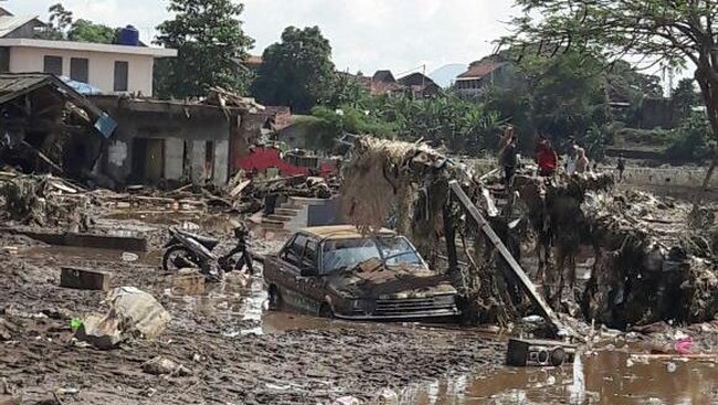 Banjir disebabkan Sungai Cikeruh yang meluap. Dari 60 rumah yang terendam, dilaporkan sebanyak dua rumah mengalami rusak parah akibat terjangan banjir. 