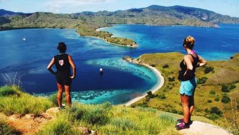 Keindahan panorama pantai dan bukit sekaligus wilayah komodo berhabitat, yakni Pulau Rinca