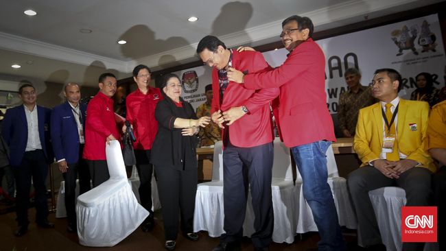Megawati, Ahok, dan Jas Merah PDIP Megawati bergeming ketika Ahok menaruh jas merah di kursinya. Mega tetap seksama mendengar penjelasan komisioner KPU DKI Jakarta, ihwal Pilkada.