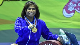 Memotret Dua Lifter Peraih Medali Olimpiade di Ajang PON XIX
