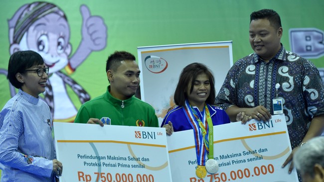 Memotret Dua Lifter Peraih Medali Olimpiade di Ajang PON XIX