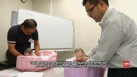 Ikut Kelas Merawat Bayi untuk Memikat Istri