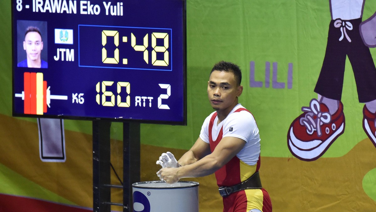 Memotret Dua Lifter Peraih Medali Olimpiade di Ajang PON XIX