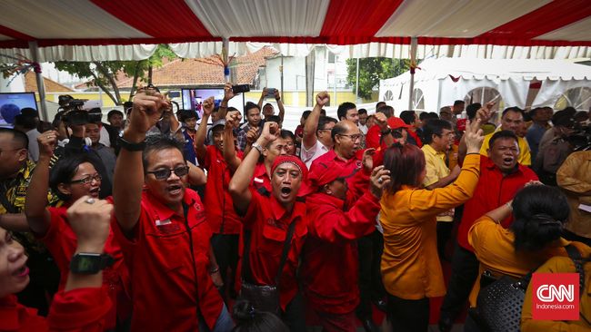 Massa PDIP Marah di Kantor Radar Bogor, Staf Dipukul Ratusan kader dan simpatisan PDIP datang ke kantor Radar Bogor memprotes pemberitaan soal Megawati. Mereka memaki, merusak properti, bahkan memukul staf.