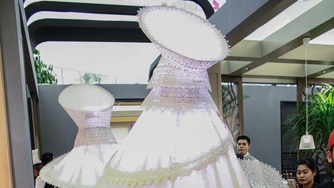 Desainer Rinaldy A. Yunardi menghadirkan kreasi headpiece terbarunya yang dibuat dari bahan tirai blind dan bermotif cantik.