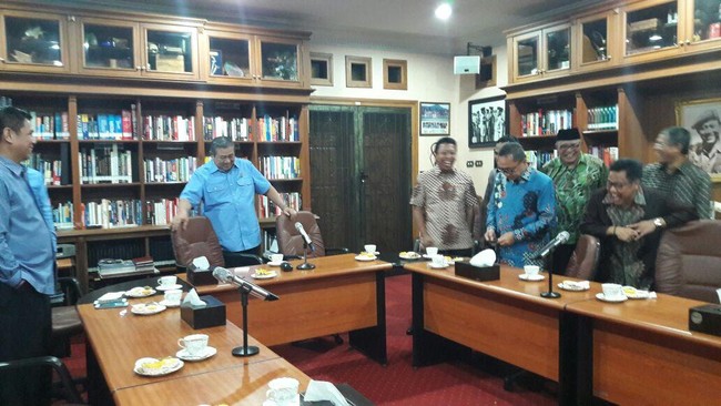 Dipilihnya Cikeas sebagai lokasi untuk mencari lawan tanding Ahok disebut menunjukkan, pengurus-pengurus partai selain Demokrat menemui jalan buntu.