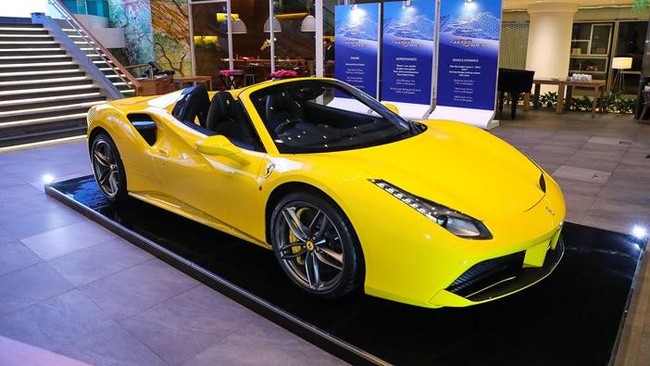 Supercar Ferrari 488 Spider resmi dipasarkan di Indonesia. Dengan mesin V8, mobil ini jadi yang pertama dari Ferrari beratap retrectable hard top.