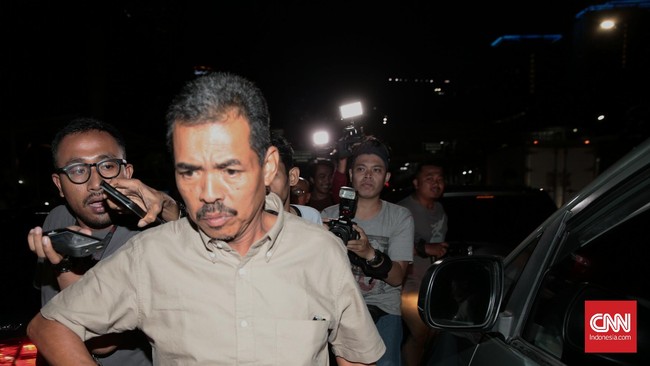 Jaksa dari Kejaksaan Tinggi Sumatera Barat Farizal diperiksa sebagai saksi dalam kasus dugaan suap penanganan perkara gula di provinsi tersebut. 