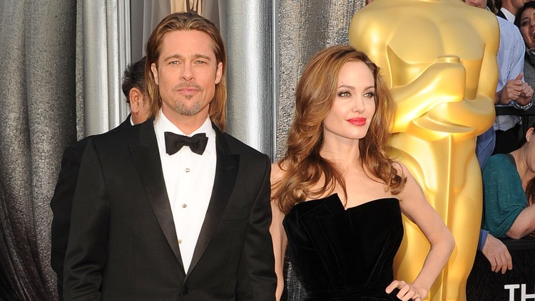 angelina jolie dan brad pitt di karpet merah BEVERLY HILLS, CA - JANUARY 15: Actors Brad Pitt and Angelina Jolie arrive at the 64th Annual Golden Globe Awards at the Beverly Hilton on January 15, 2007 in Beverly Hills, California. (Photo by Kevin Winter/Getty Images)