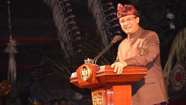 Anies Baswedan tiba di kediaman Prabowo Subianto Jumat dini hari (23/9), ketika Gerindra dan PKS tengah menggodok calon gubernur dan wakil gubernur DKI Jakarta.