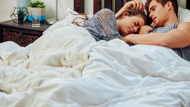 Tidur di dalam lengan pasangan dianggap sebagai posisi romantis. Namun, ada dampak yang harus dihadapi bagi pria yang sering 'memberi' lengan untuk pasangannya.