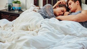 Yang Biasa Dilakukan Pasangan Bahagia Sebelum Tidur