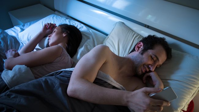 Hubungan yang tak bahagia dan aktivitas seksual yang tak menyenangkan menjadi dua persoalan utama yang mengarah pada alasan di balik selingkuh.