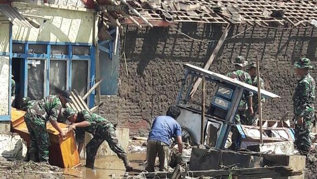 Selain banjir bandang di Garut yang menewaskan 16 orang, longsor menerjang Sumedang dan menewaskan tiga orang. Istana mengeluarkan instruksi pascabencana.