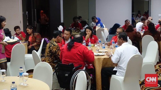 Usai penerbangan dari Brasil, perut keroncongan dirasa atlet difabel peraih medali Paralimpiade 2016, Ni Nengah Widiasih. Ia pun 'ditraktir' soto oleh Menpora.