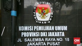 Hujan Sambut Kedatangan Ahok-Djarot di KPU Jakarta