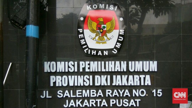 Ratusan kader PDI Perjuangan, Hanura, Golkar, dan NasDem juga menyambut mereka sambil menyanyikan lagu dukungan di pelataran kantor KPU DKI Jakarta.