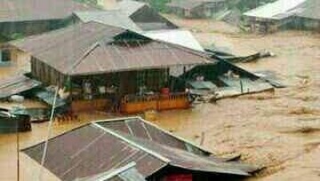 Sungai Cikawung di Desa Mekarsari, Kecamatan Cibalong, Garut, meluap pada Minggu (13/11), merendam, sejumlah rumah tinggal warga.