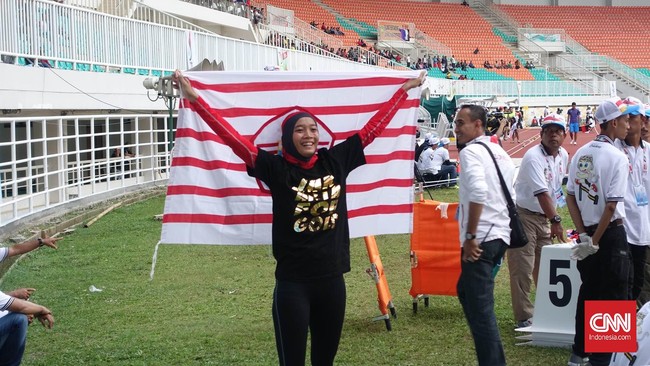 Atlet DKI Jakarta Nadia Anggraini meraih medali emas cabang olahraga lompat tinggi sekaligus mencetak rekor baru pada PON 2016 Jawa barat di cabang itu.