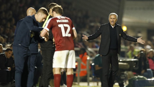 Jose Mourinho kesal dengan permainan kasar yang ditunjukkan pemain Northampton, Jak McCourt, yang melakukan tekel dua kaki terhadap Memphis Depay.