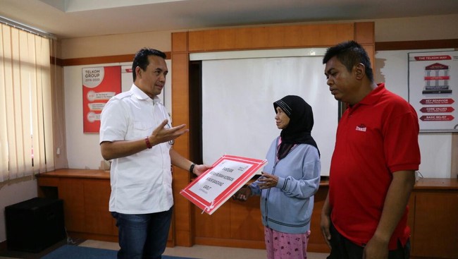 PT Telkom Indonesia mewujudkan komitmen BUMN Hadir untuk Negeri dengan bantuan terhadap korban musibah bencana alam banjir