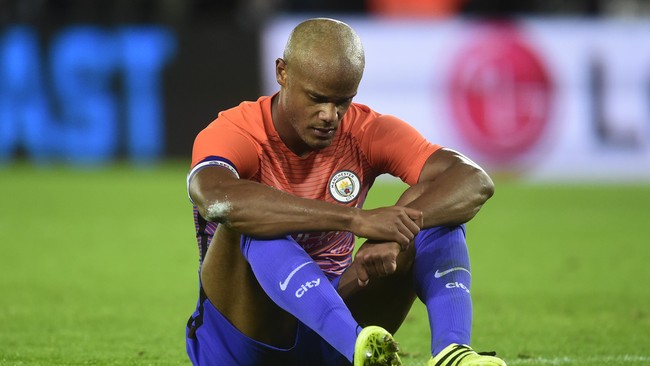 Vincent Kompany keluar lebih dulu sebelum laga lawan Swansea City usai dan Manchester City berharap tak ada masalah serius terhadapnya.