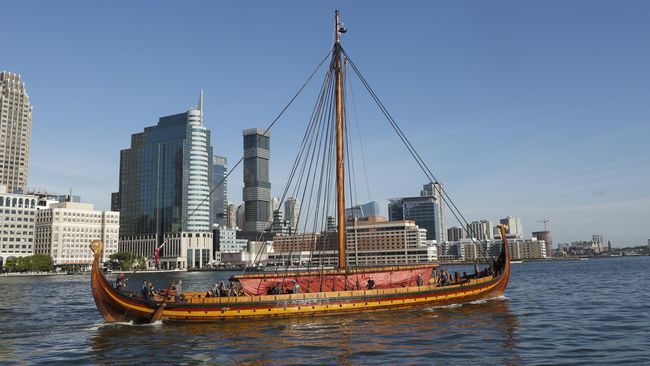 Kapal Viking dengan lebar 35 meter itu kini bersandar di teluk Manhattan, setelah melintasi Samudra Atlantik selama lima bulan.
