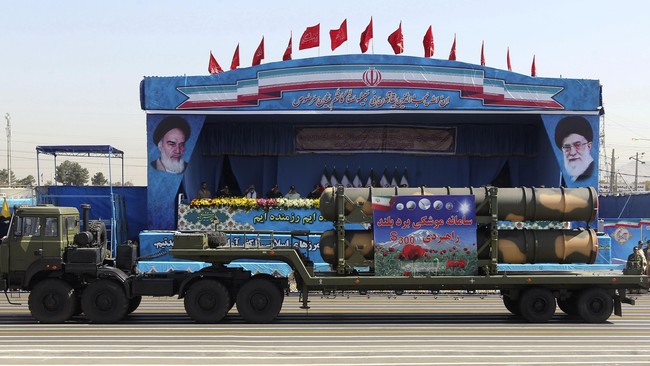 Iran menggelar latihan militer yang menampilkan beragam drone produksi dalam negeri pada Selasa (5/1).