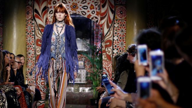 Setelah desainer Peter Dundas tinggalkan rumah mode Roberto Cavalli, chief executive officer Gian Giacomo Ferraris mengumumkan reorganisasi radikal.