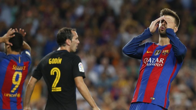 Gerard Pique mengatakan bahwa Louis van Gaal pernah menyebutnya terlalu lemah dan tak pantas untuk jadi bek Barcelona.