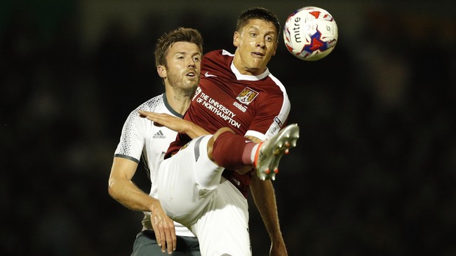 Manchester United ditahan imbang Northampton Town 1-1 hingga jeda babak pertama putaran tiga Piala Liga di Stadion Sixfields, Rabu (21/9) malam waktu setempat.