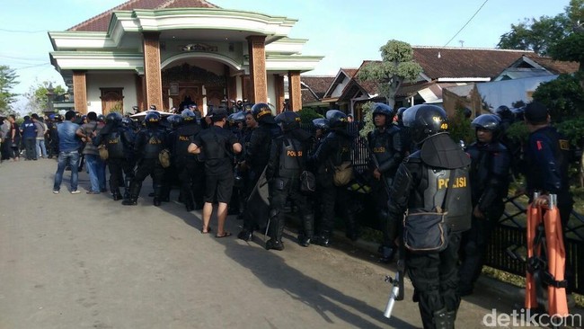 Kasus berawal saat jenazah mantan santri di padepokan bernama Ismail ditemukan di Situbondo, dengan tanda-tanda penganiayaan.