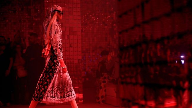 Fotografer Rankin menempatkan sejumlah foto fesyen karyanya di sepanjang jalan Via MonteNapoleone, bertepatan dengan berlangsungnya Milan Fashion Week.