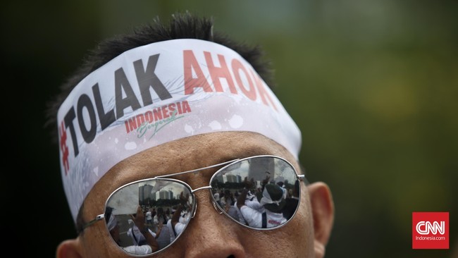 Pidato Ahok sempat diinterupsi oleh warga yang menolak kedatangan sang Gubernur. Namun, polisi langsung bertindak meminta warga itu meninggalkan lokasi acara.