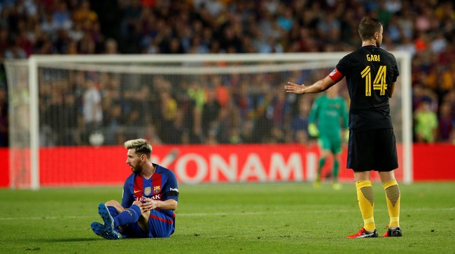 Selain hanya memetik satu angka, kerugian lain yang dialami Barcelona saat menghadapi Atletico Madrid adalah cederanya Lionel Messi.