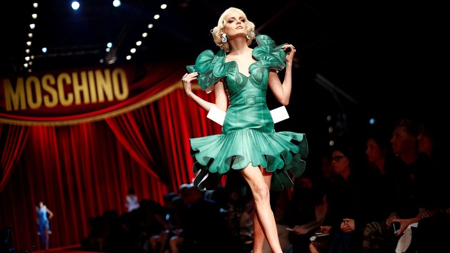 Panggung 'Boneka' Moschino di Milan Fashion Week