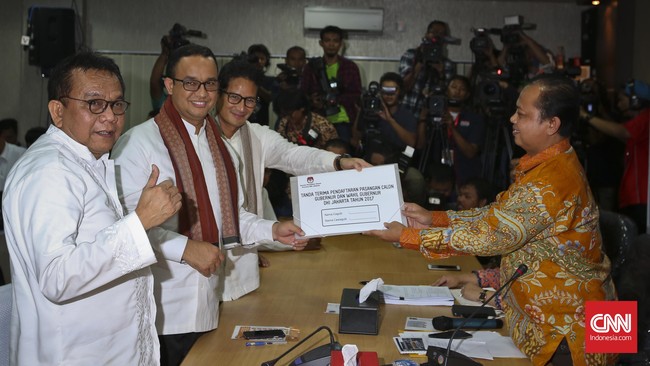 Anies telah menyumbang dana sebesar Rp400 juta untuk dana kampanye. Sementara Sandiaga mengirimkan dana Rp1,5 miliar sejak Selasa (25/10) lalu.